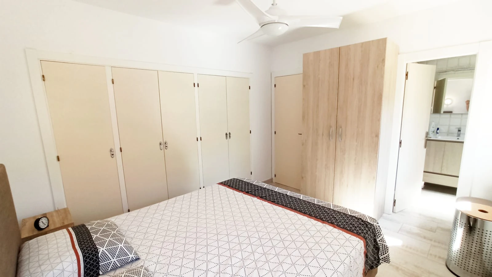 Cometa III Calpe - Villa with large plot and tennis court for sale.