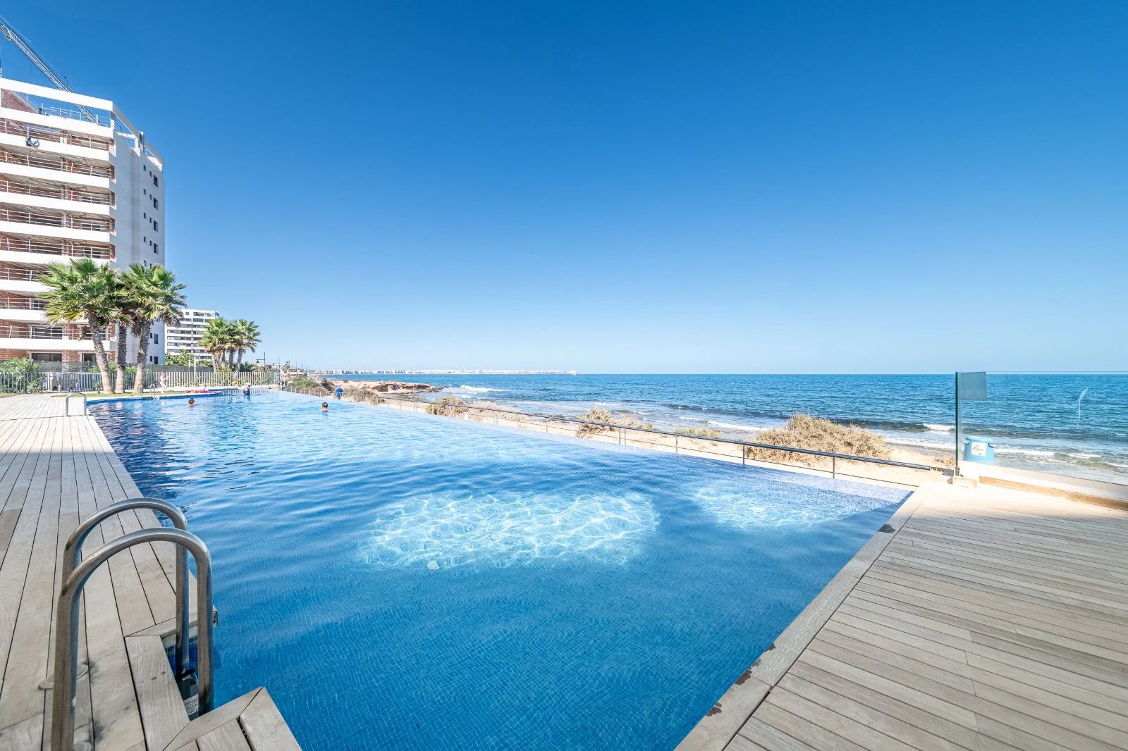 Apartment with private garden and direct access to the sea in Punta Prima