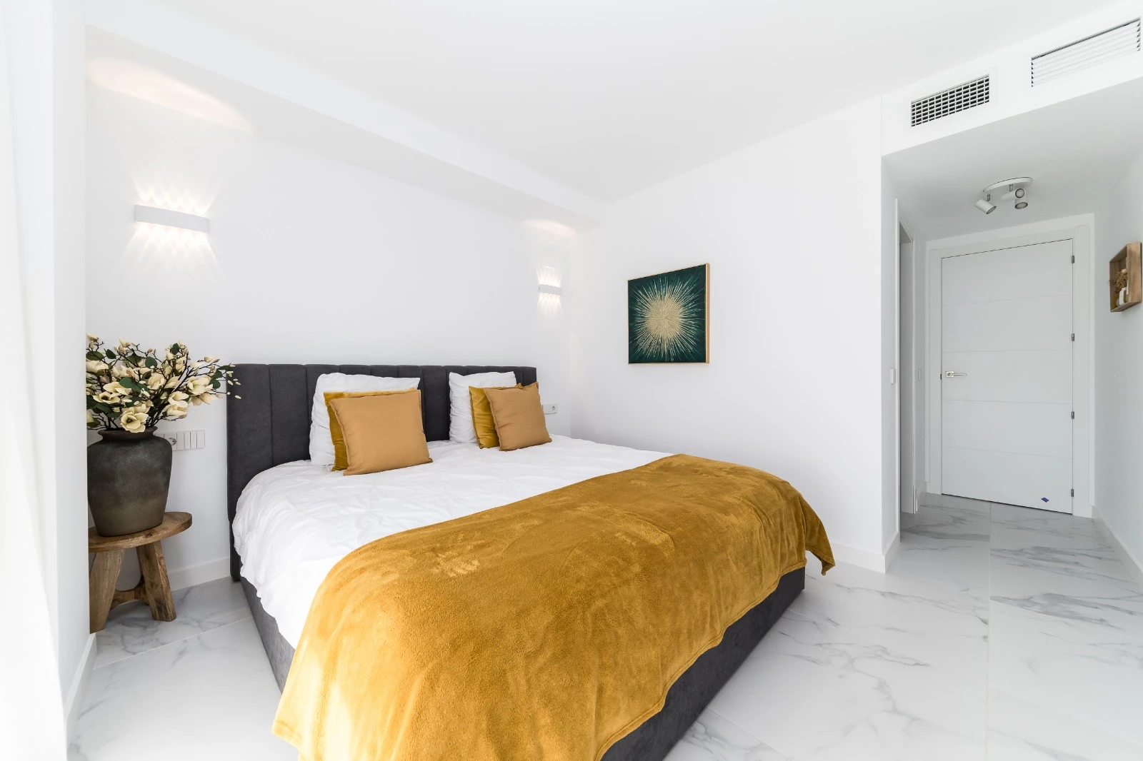 Apartment with private garden and direct access to the sea in Punta Prima