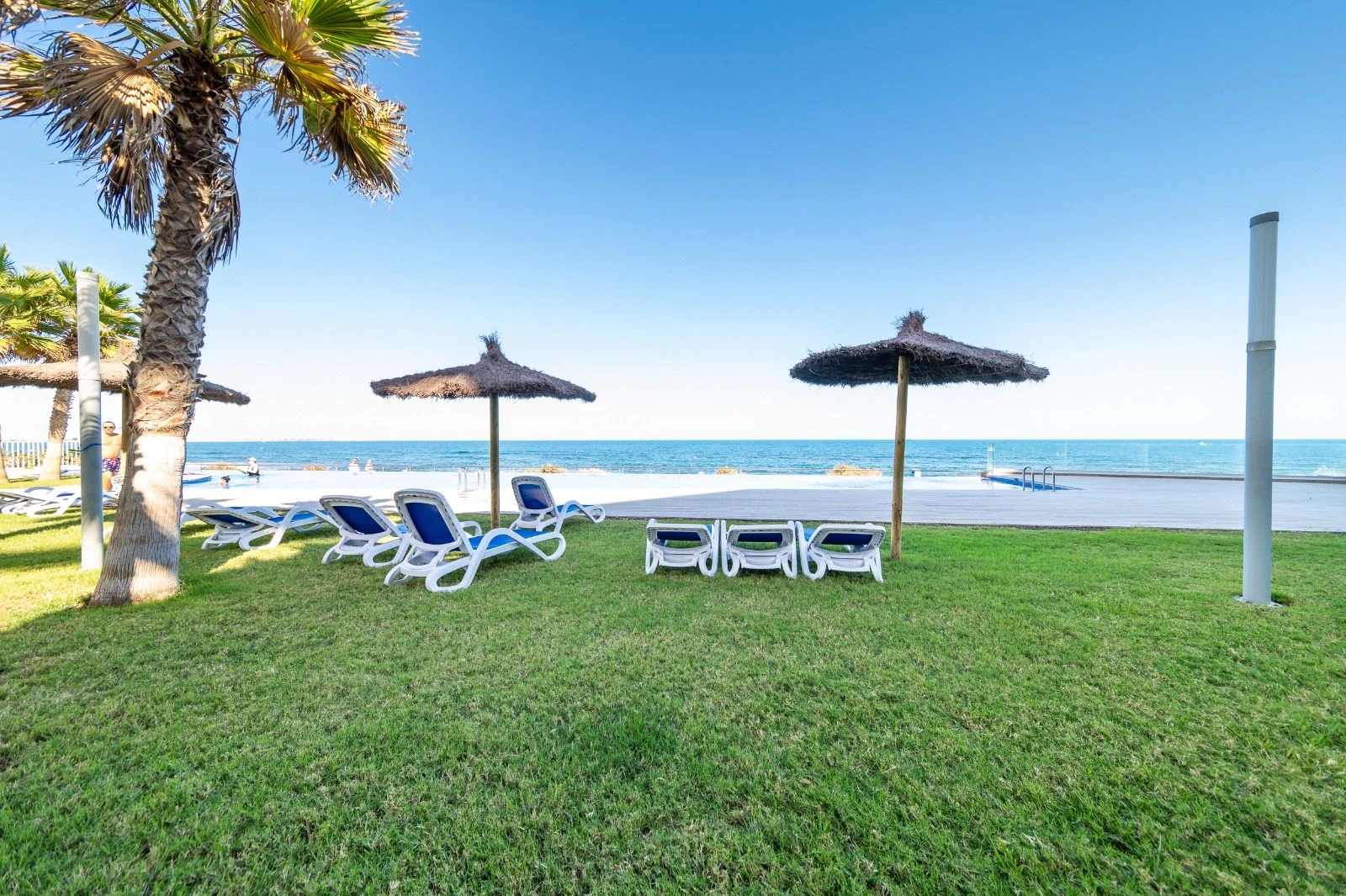 Apartment with private garden and direct access to the sea in Punta Prima