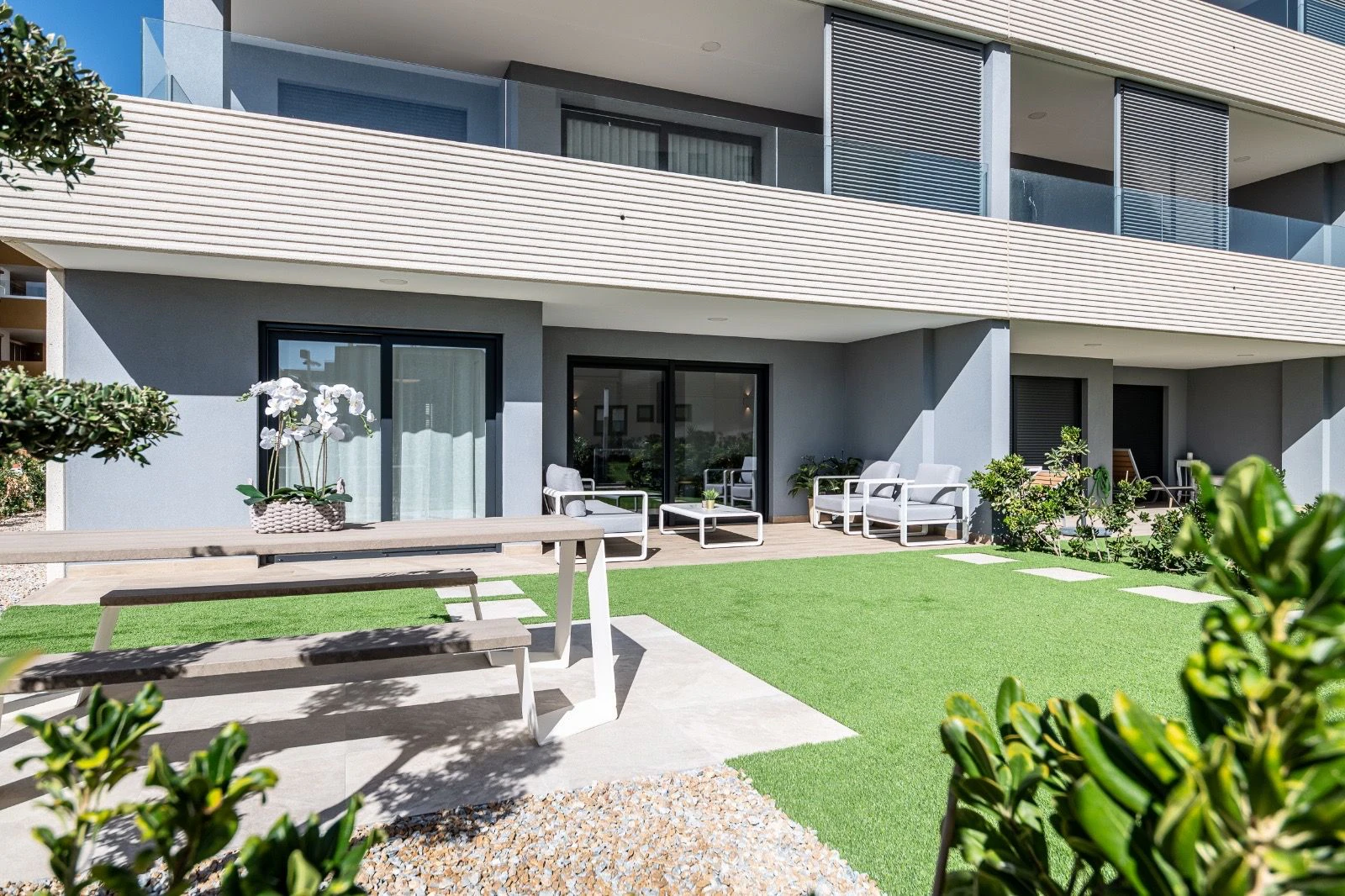 Apartment with private garden and direct access to the sea in Punta Prima