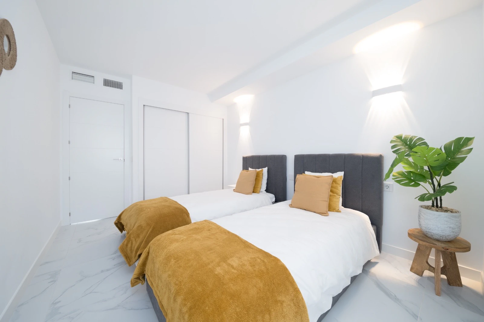 Apartment with private garden and direct access to the sea in Punta Prima