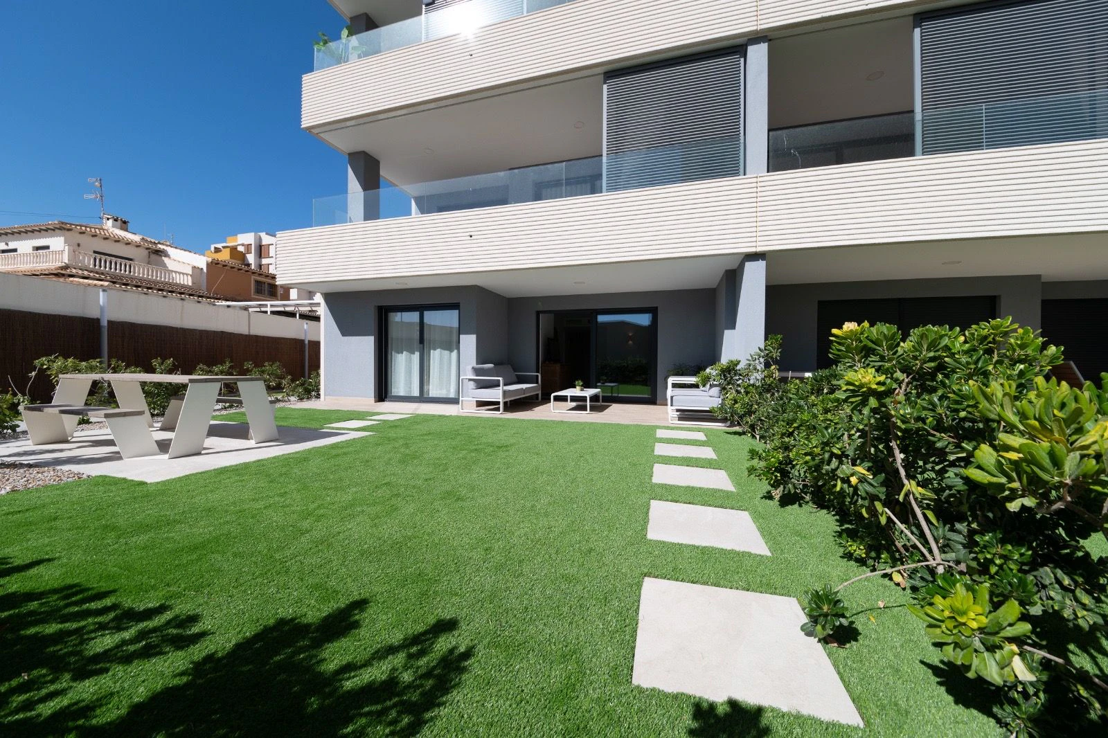 Appartamento con giardino privato e accesso diretto al mare a Punta Prima