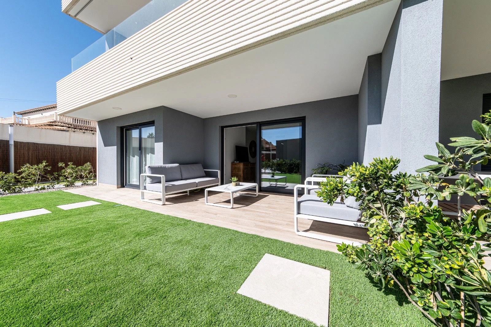 Appartamento con giardino privato e accesso diretto al mare a Punta Prima