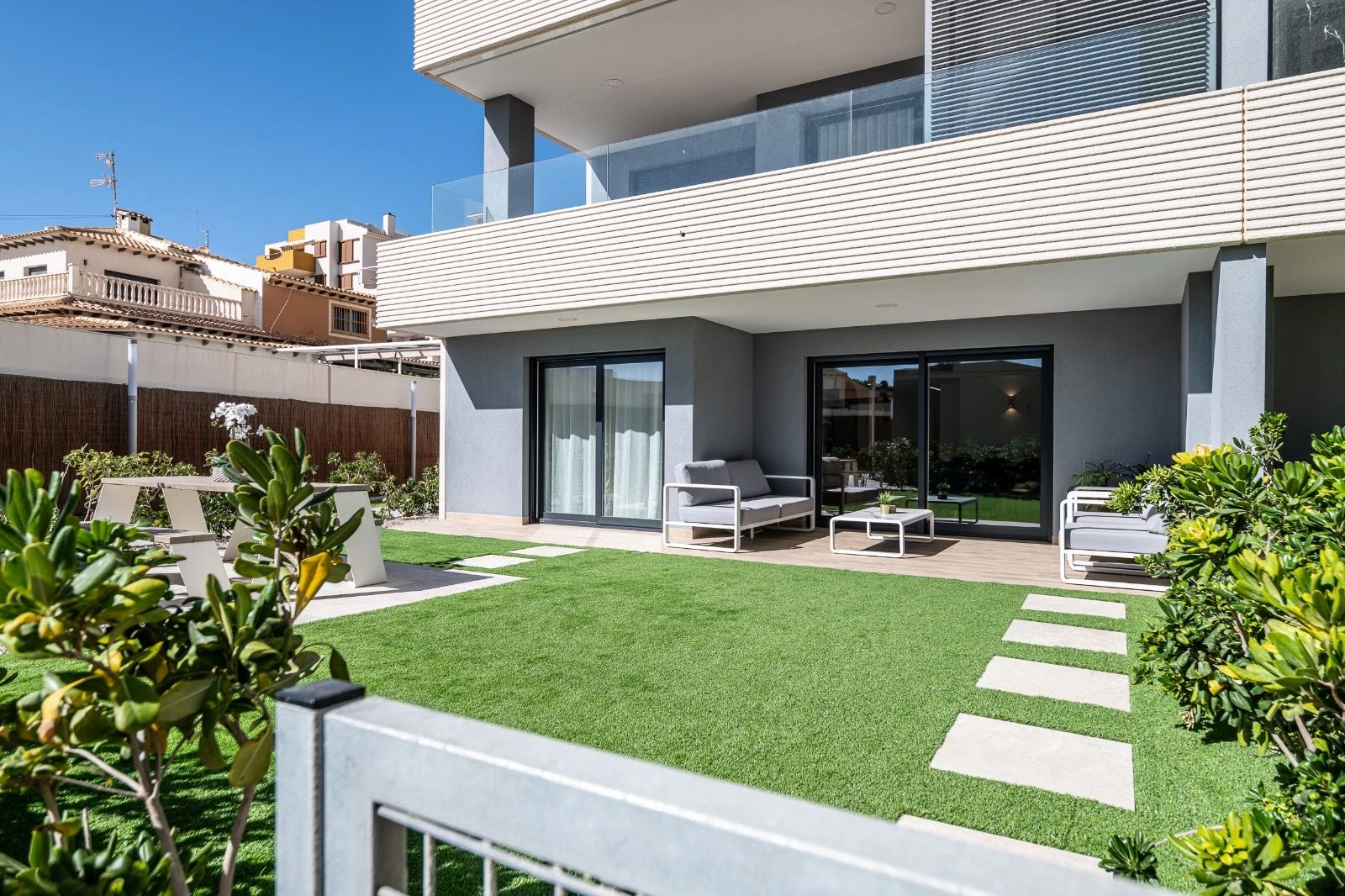 Appartamento con giardino privato e accesso diretto al mare a Punta Prima