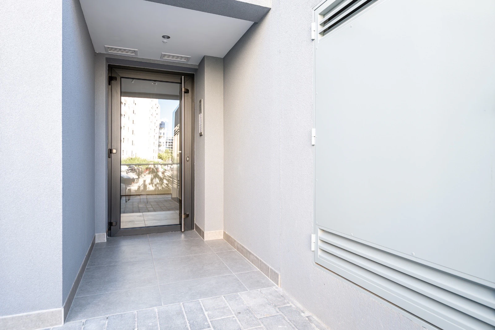Appartamento con giardino privato e accesso diretto al mare a Punta Prima