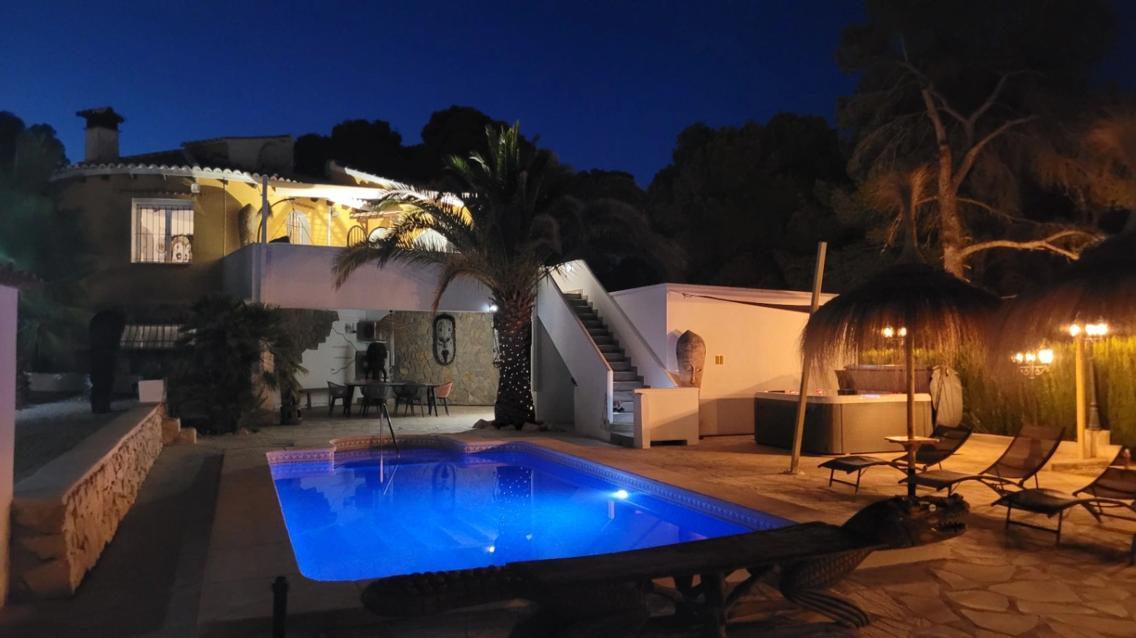Interessante Villa auf großem Grundstück in Benissa Küste zum Verkauf