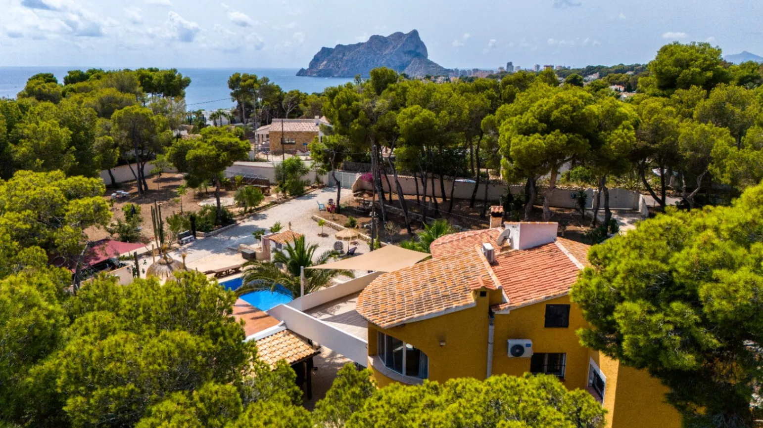 Interessante Villa auf großem Grundstück in Benissa Küste zum Verkauf