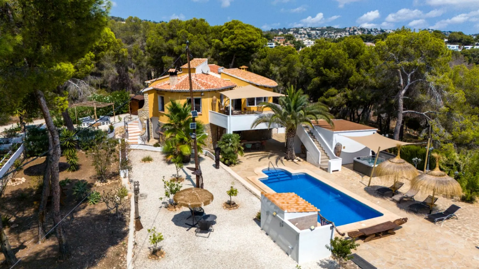 BV-94738 - Interesting villa on large plot for sale in Benissa coast