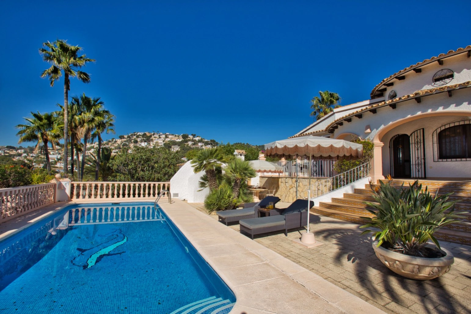 Villa tradicional con vistas al mar en venta en Benissa
