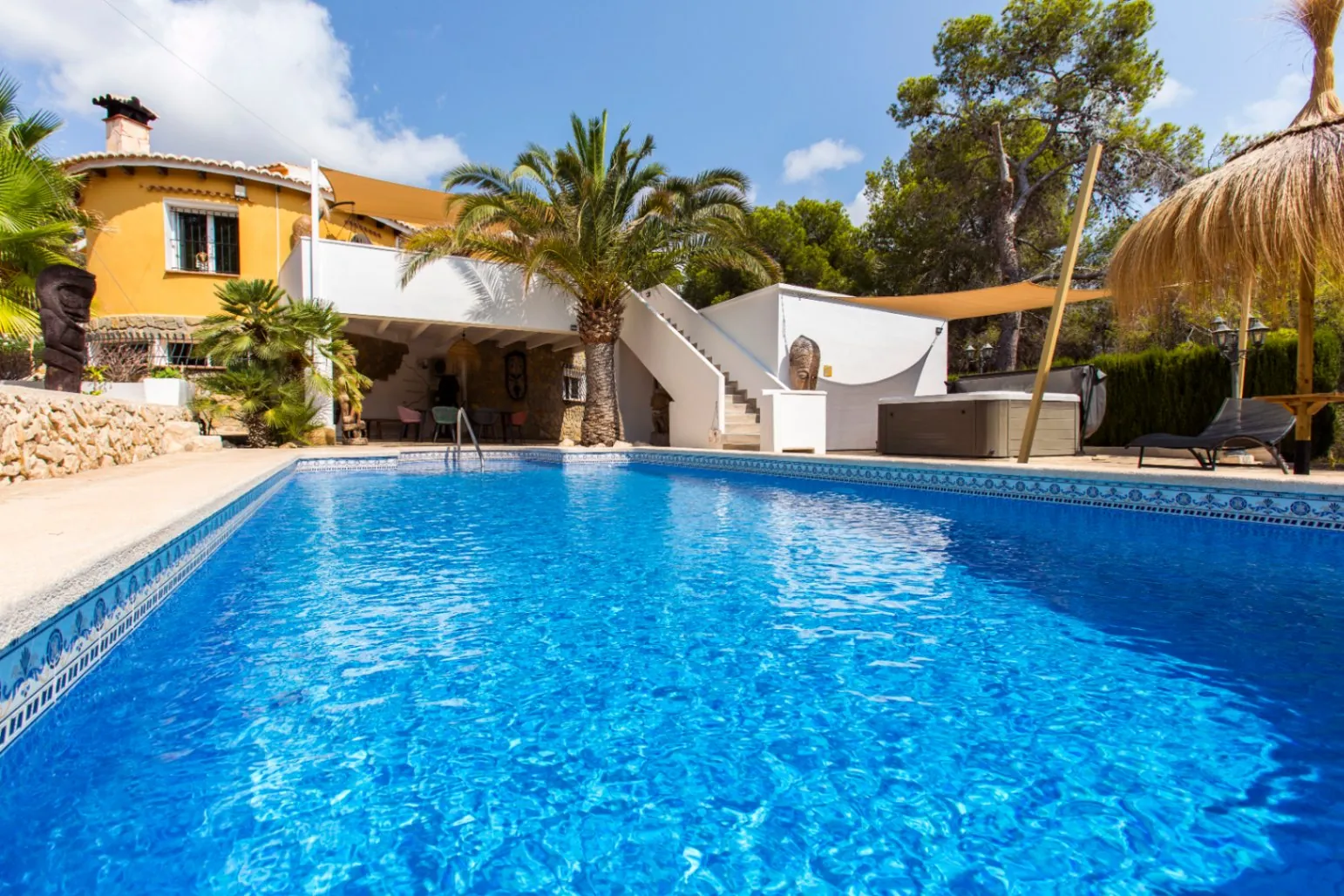 Interessante Villa auf großem Grundstück in Benissa Küste zum Verkauf