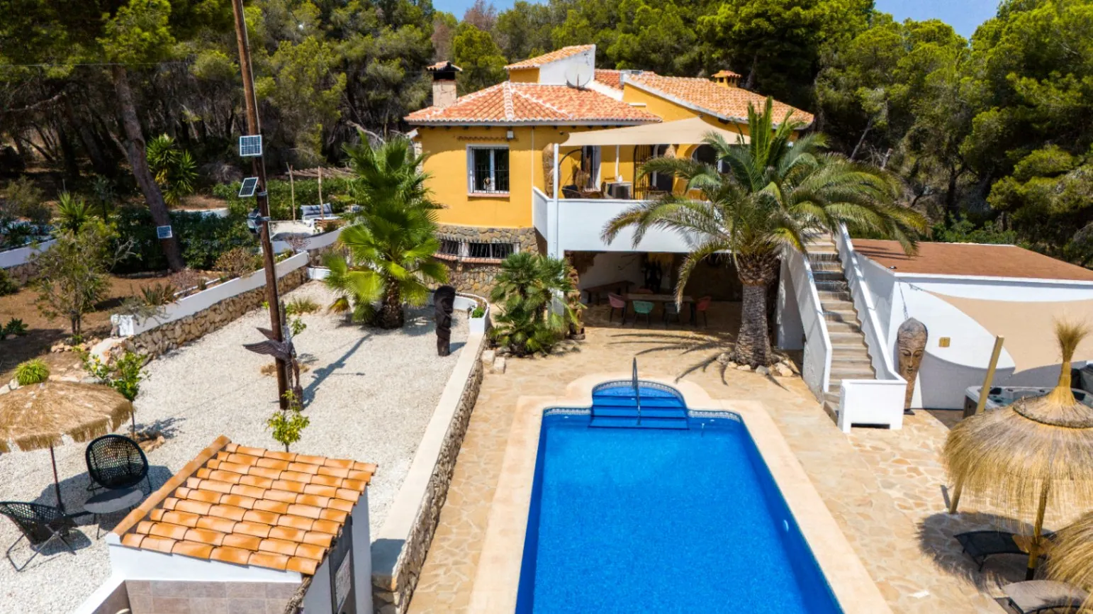 Interessante Villa auf großem Grundstück in Benissa Küste zum Verkauf