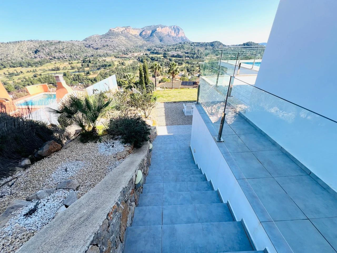 Amplia villa contemporánea con vistas al mar y a la montaña en venta en La Sella Golf Resort, Pedreguer, Costa Blanca.