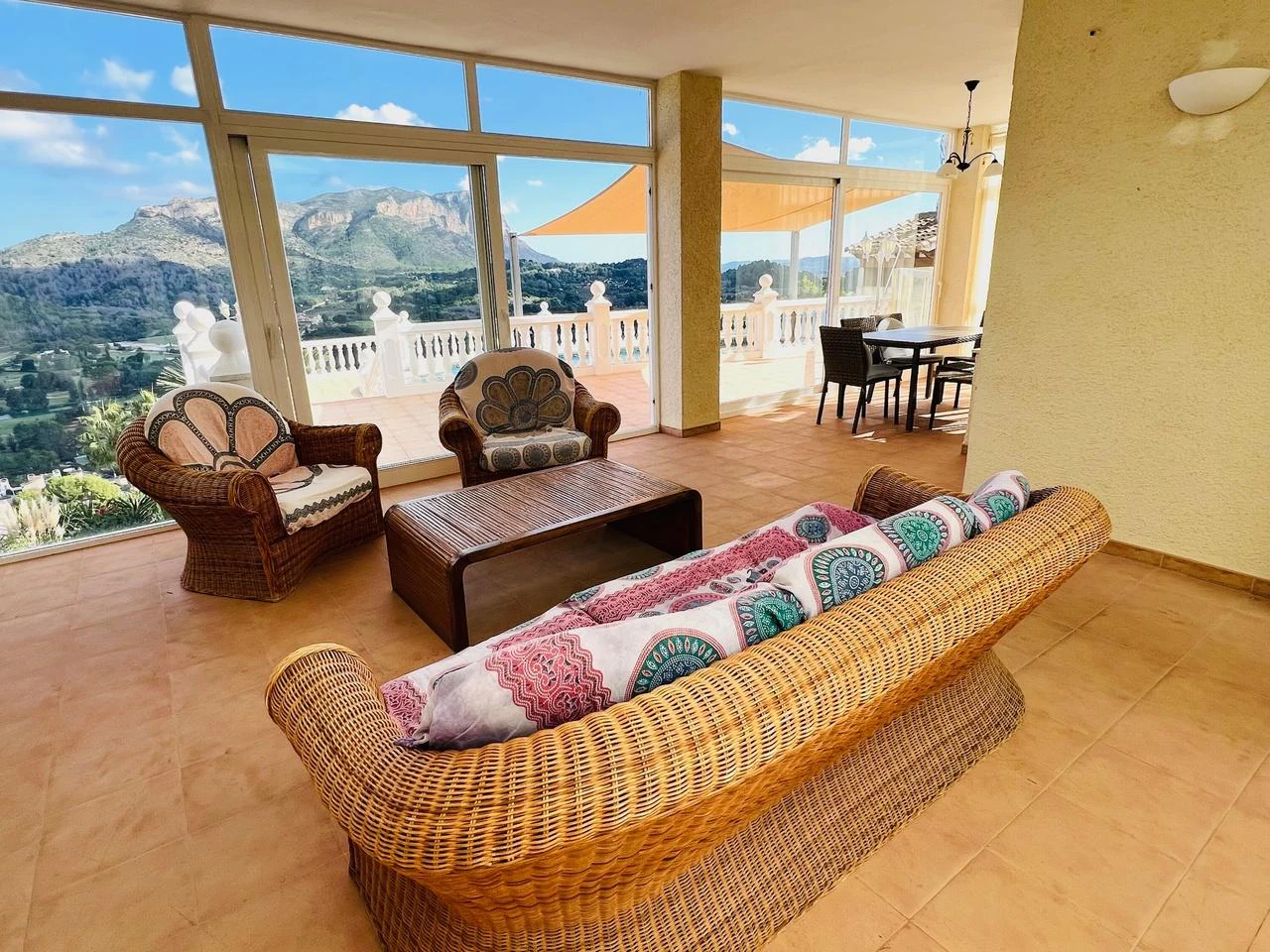 Attractive villa with sea and mountain views in the Sella Golf Resort, Pedreguer, Costa Blanca.