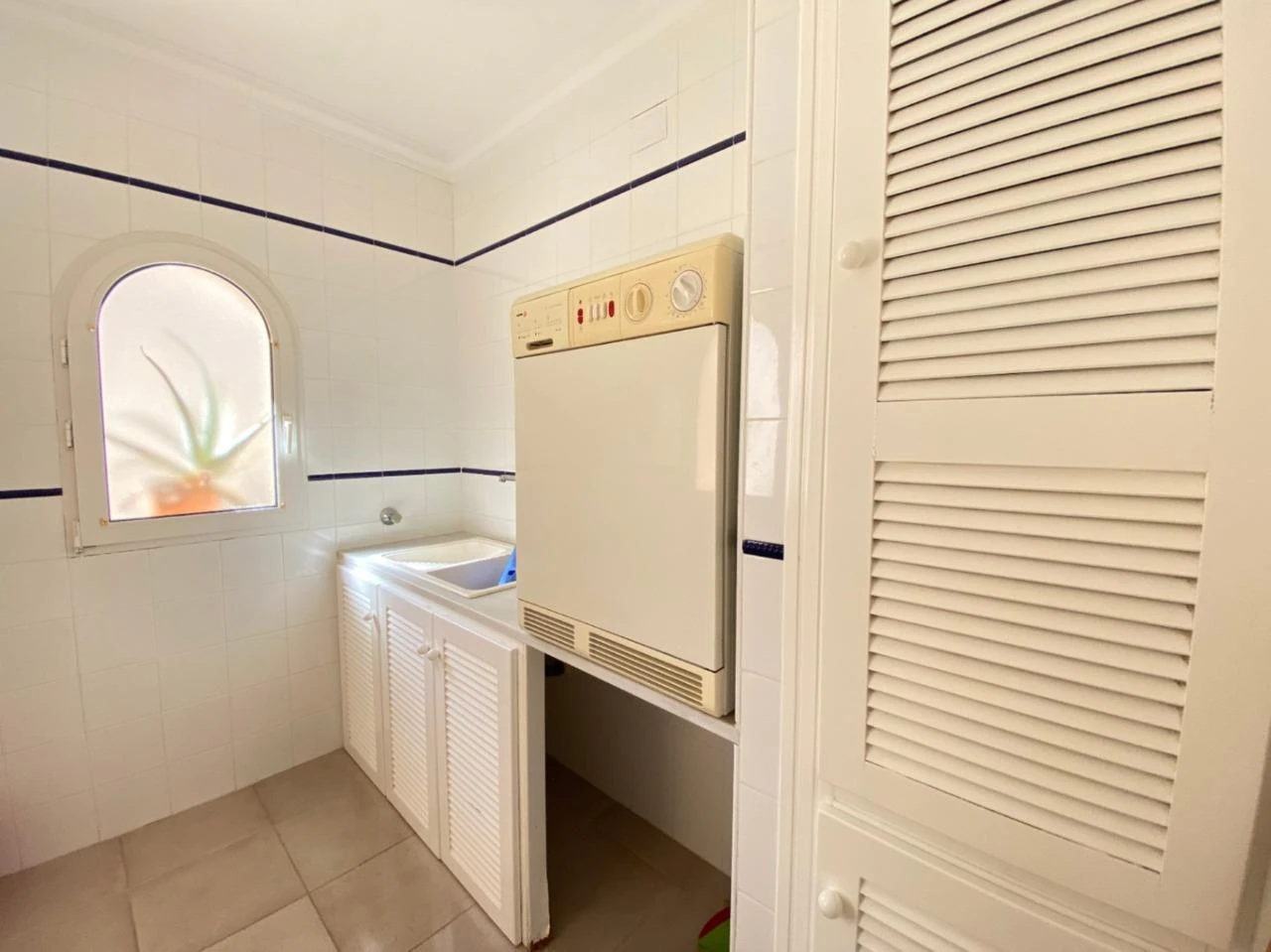 Geräumige Villa im mediterranen Stil mit großem Grundstück zu verkaufen im Sella Golf Resort, Pedreguer, Costa Blanca.
