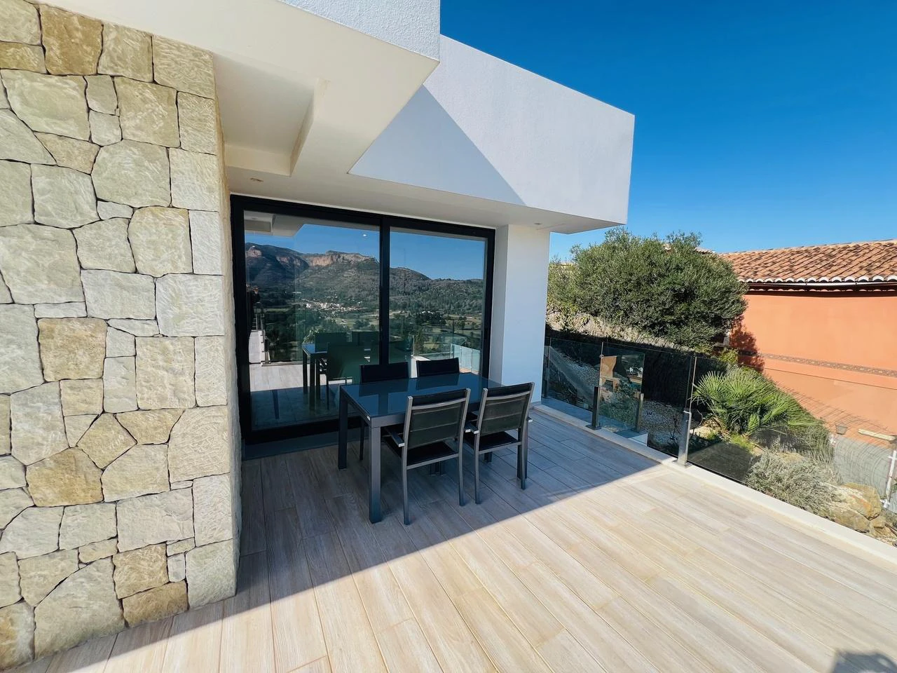 Amplia villa contemporánea con vistas al mar y a la montaña en venta en La Sella Golf Resort, Pedreguer, Costa Blanca.