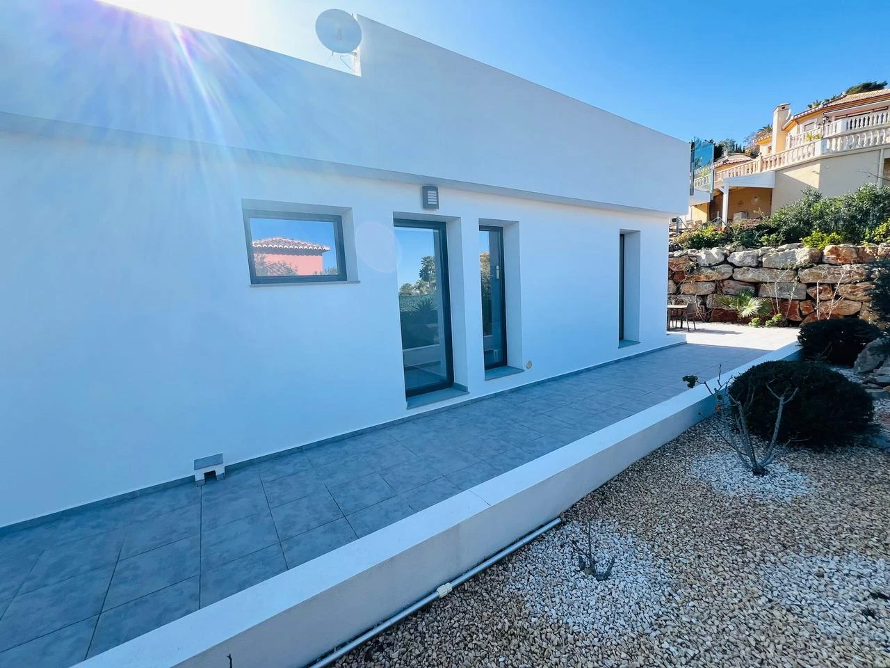 Amplia villa contemporánea con vistas al mar y a la montaña en venta en La Sella Golf Resort, Pedreguer, Costa Blanca.
