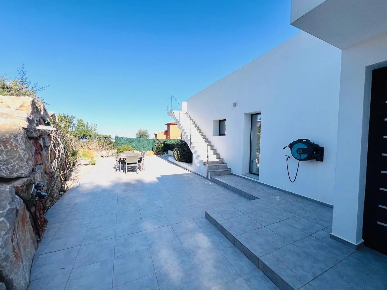Amplia villa contemporánea con vistas al mar y a la montaña en venta en La Sella Golf Resort, Pedreguer, Costa Blanca.