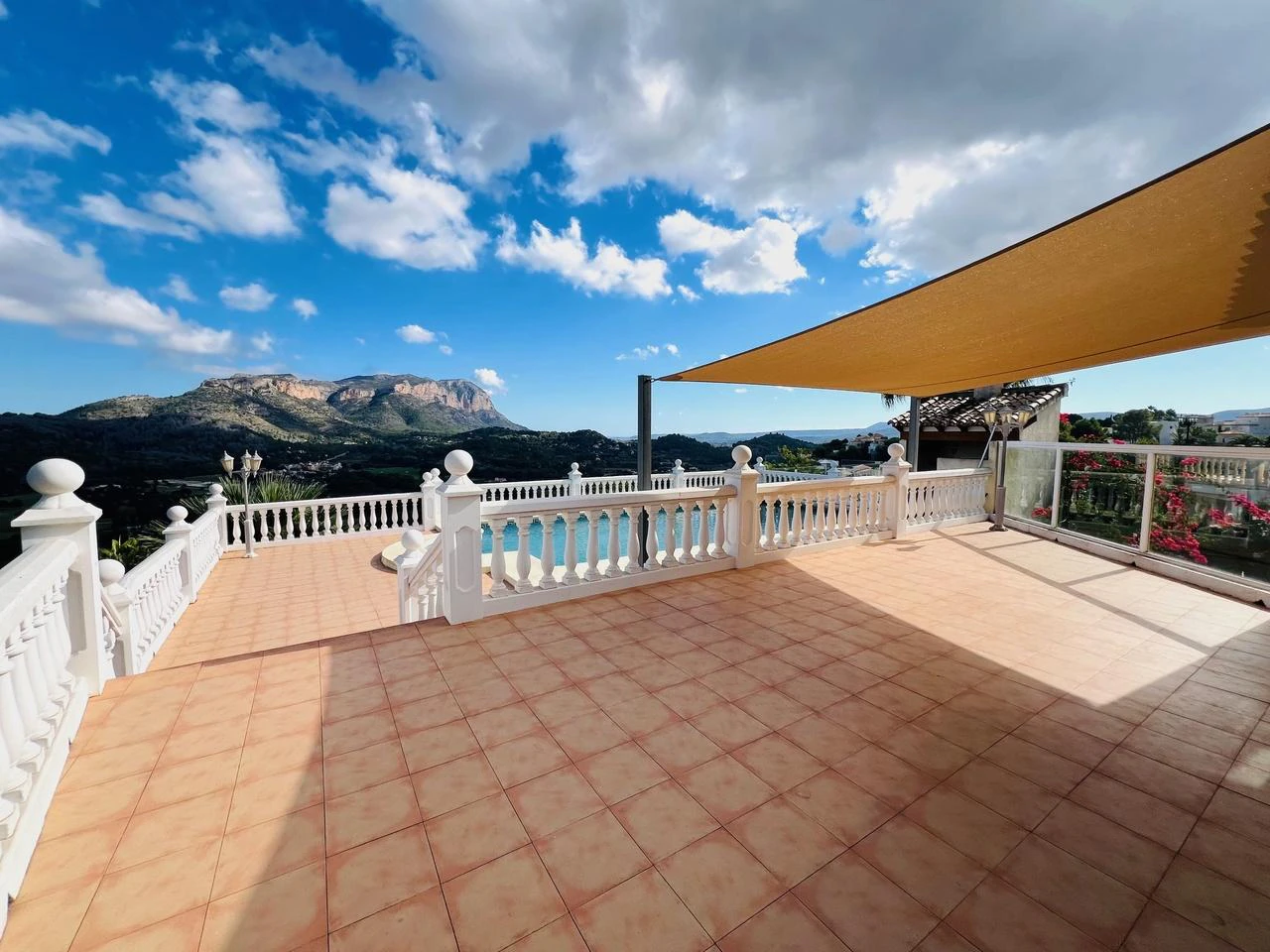 Attractive villa with sea and mountain views in the Sella Golf Resort, Pedreguer, Costa Blanca.