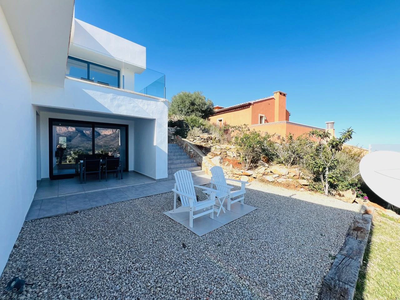 Amplia villa contemporánea con vistas al mar y a la montaña en venta en La Sella Golf Resort, Pedreguer, Costa Blanca.