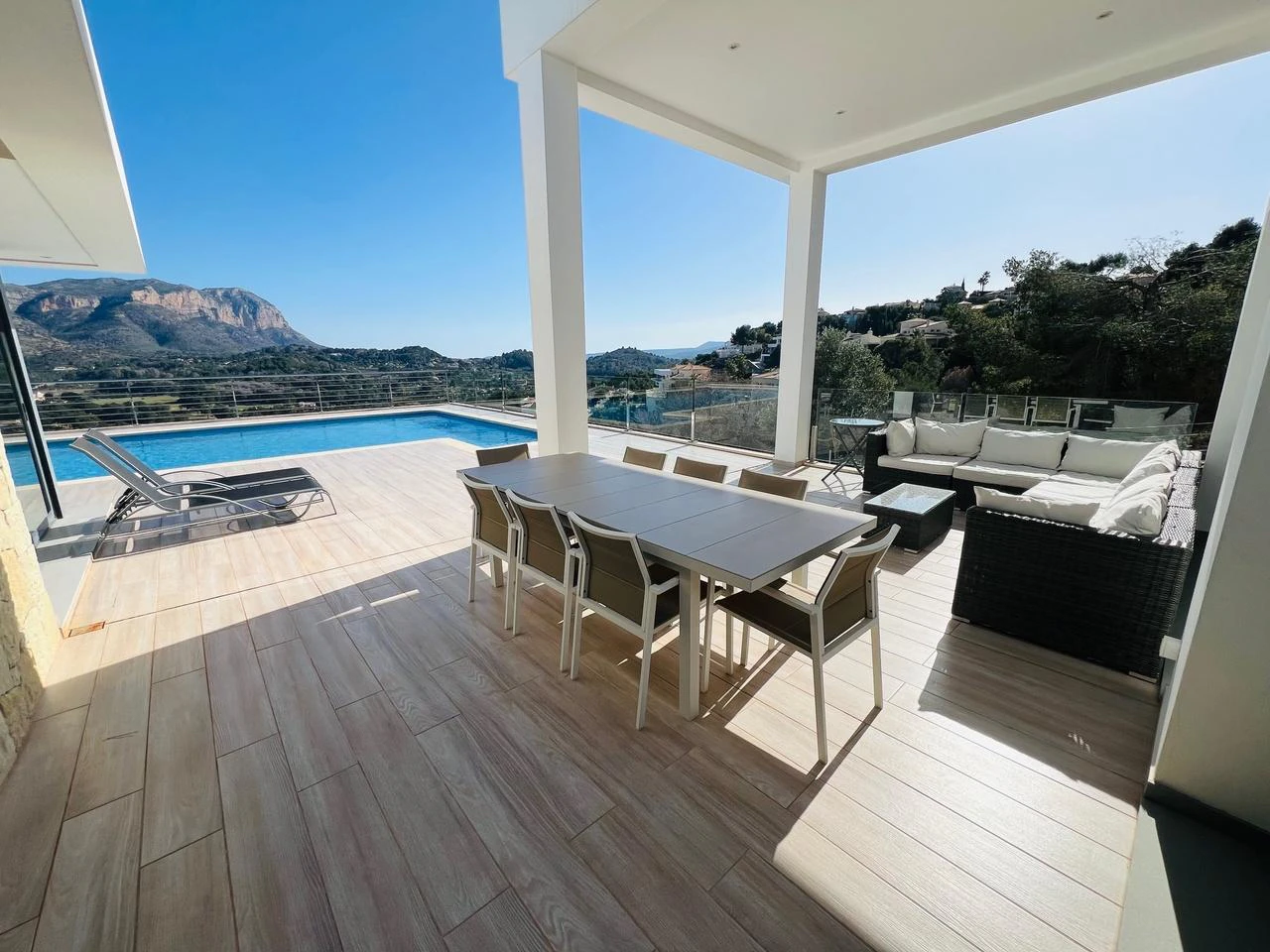 Amplia villa contemporánea con vistas al mar y a la montaña en venta en La Sella Golf Resort, Pedreguer, Costa Blanca.