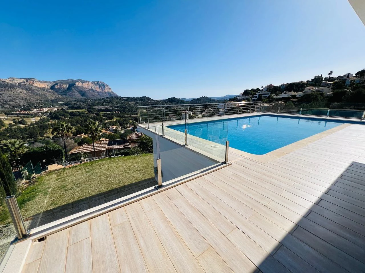 Amplia villa contemporánea con vistas al mar y a la montaña en venta en La Sella Golf Resort, Pedreguer, Costa Blanca.