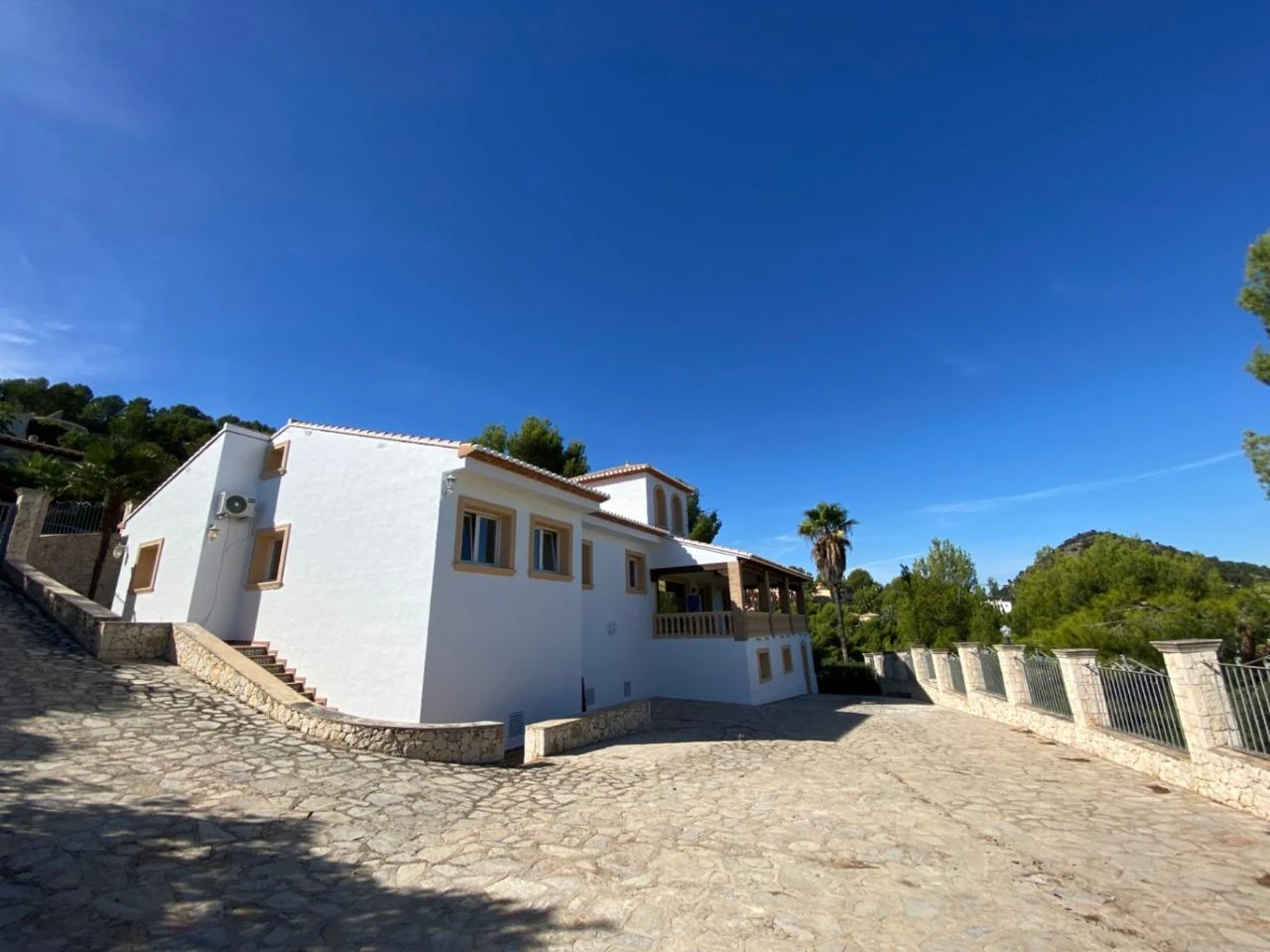Geräumige Villa im mediterranen Stil mit großem Grundstück zu verkaufen im Sella Golf Resort, Pedreguer, Costa Blanca.