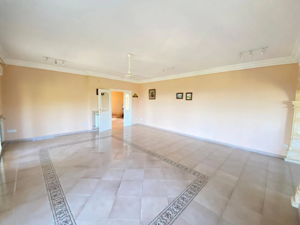 Geräumige Villa im mediterranen Stil mit großem Grundstück zu verkaufen im Sella Golf Resort, Pedreguer, Costa Blanca.