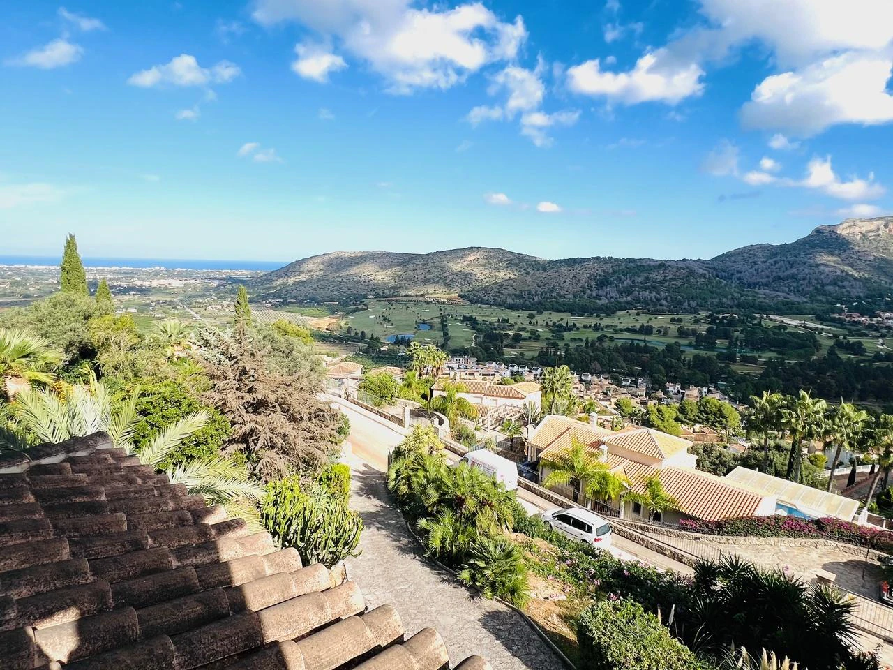 Attractive villa with sea and mountain views in the Sella Golf Resort, Pedreguer, Costa Blanca.