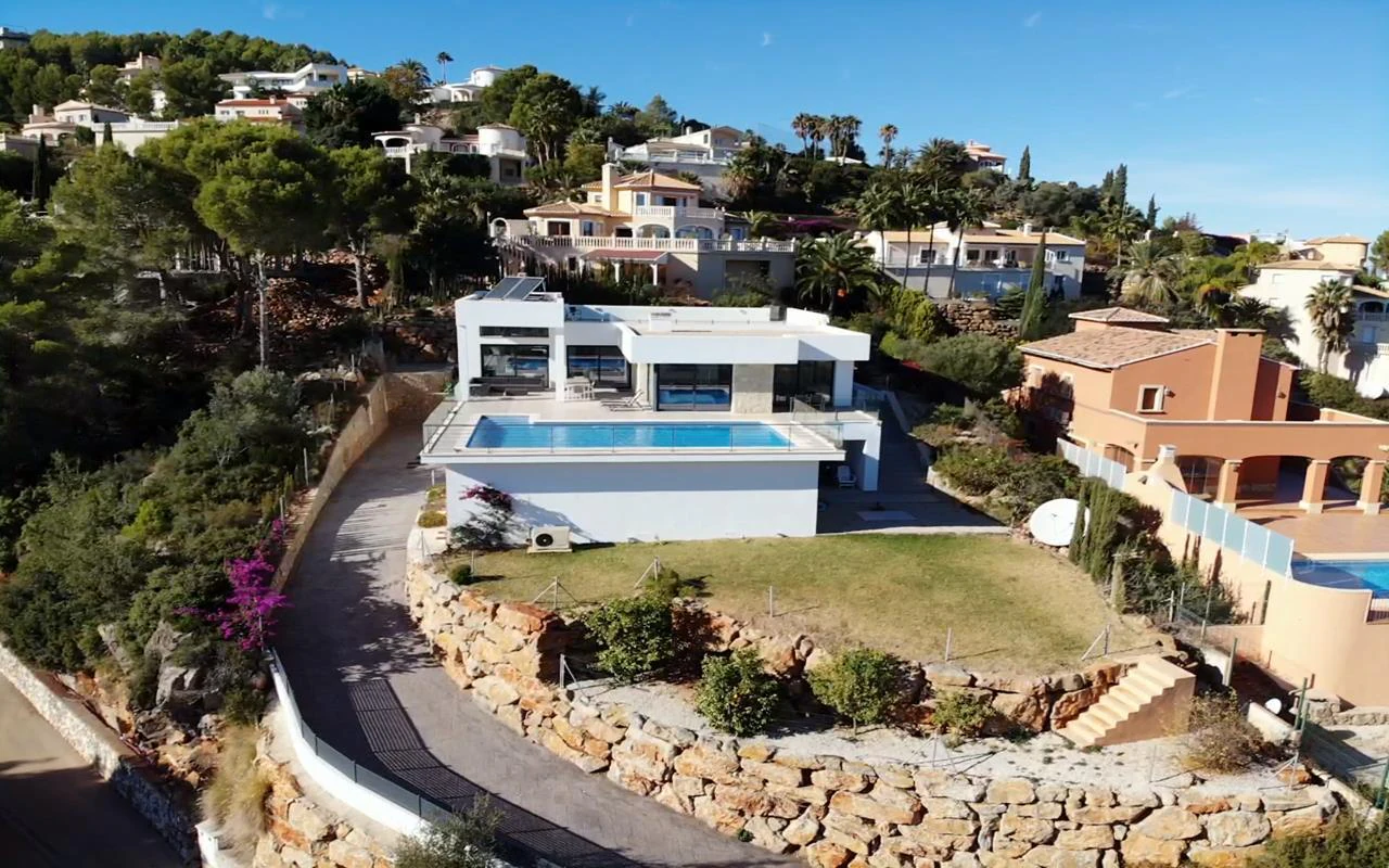 Amplia villa contemporánea con vistas al mar y a la montaña en venta en La Sella Golf Resort, Pedreguer, Costa Blanca.