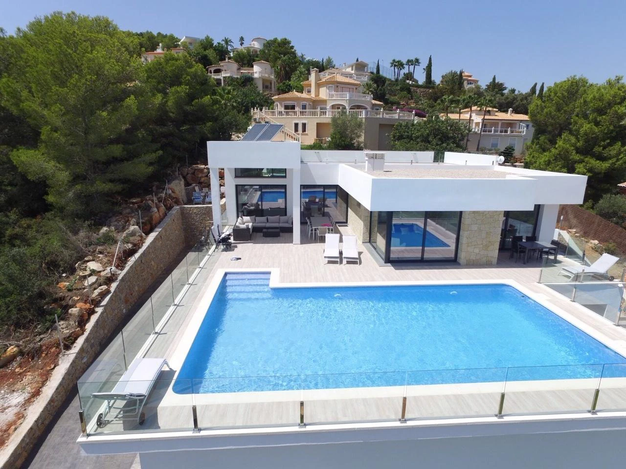 Amplia villa contemporánea con vistas al mar y a la montaña en venta en La Sella Golf Resort, Pedreguer, Costa Blanca.