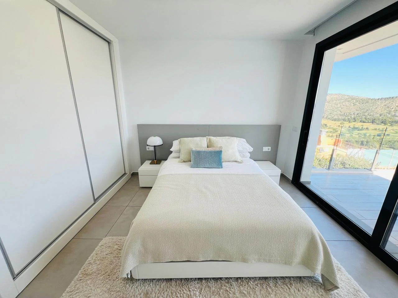 Amplia villa contemporánea con vistas al mar y a la montaña en venta en La Sella Golf Resort, Pedreguer, Costa Blanca.