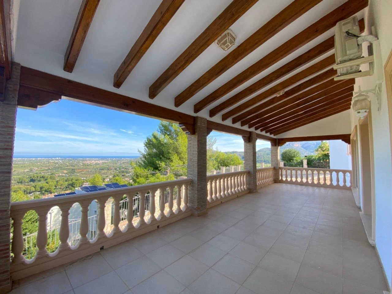 Geräumige Villa im mediterranen Stil mit großem Grundstück zu verkaufen im Sella Golf Resort, Pedreguer, Costa Blanca.