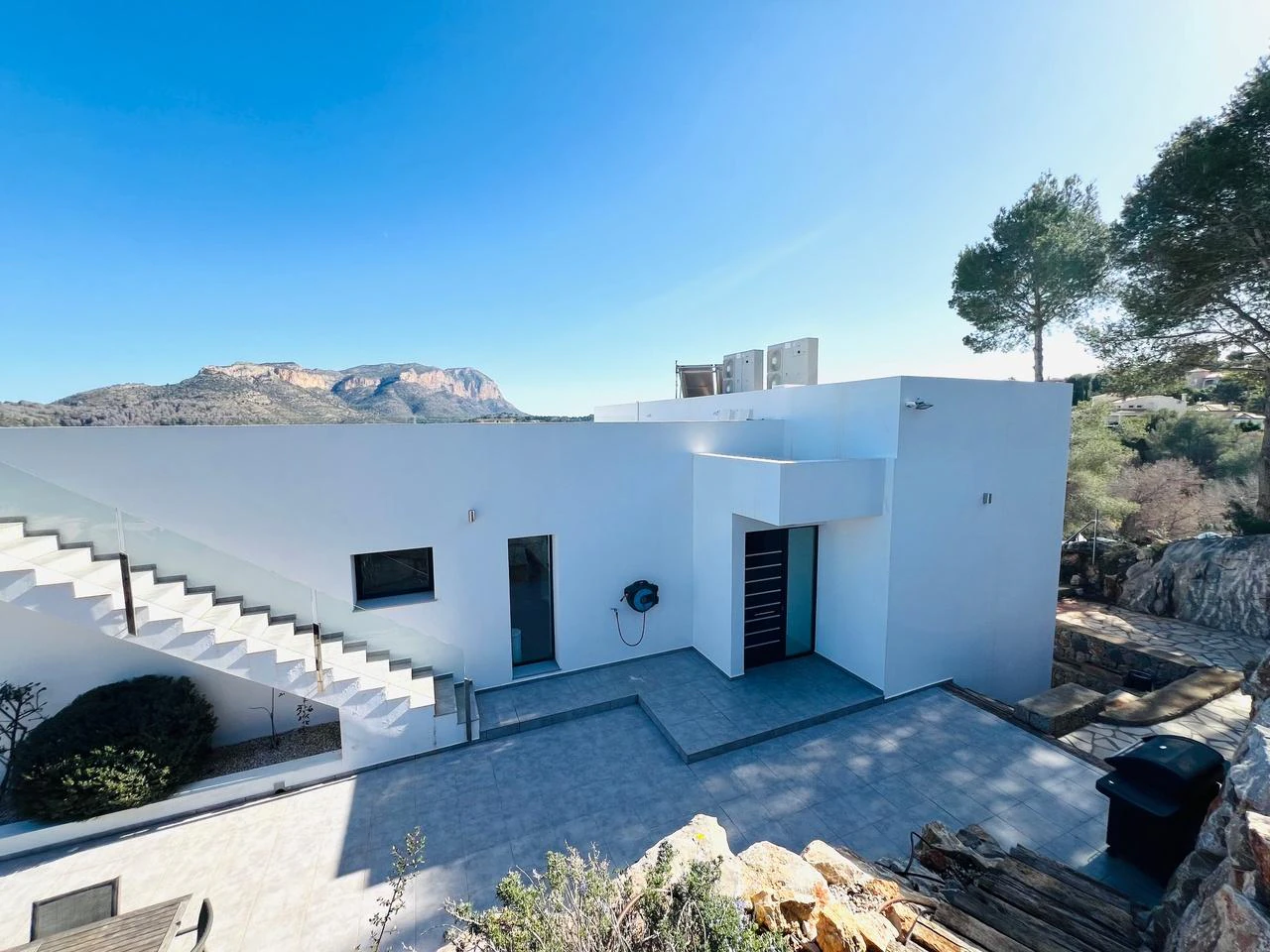 Amplia villa contemporánea con vistas al mar y a la montaña en venta en La Sella Golf Resort, Pedreguer, Costa Blanca.