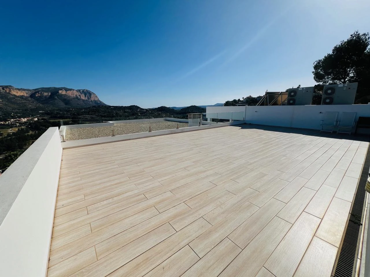 Amplia villa contemporánea con vistas al mar y a la montaña en venta en La Sella Golf Resort, Pedreguer, Costa Blanca.