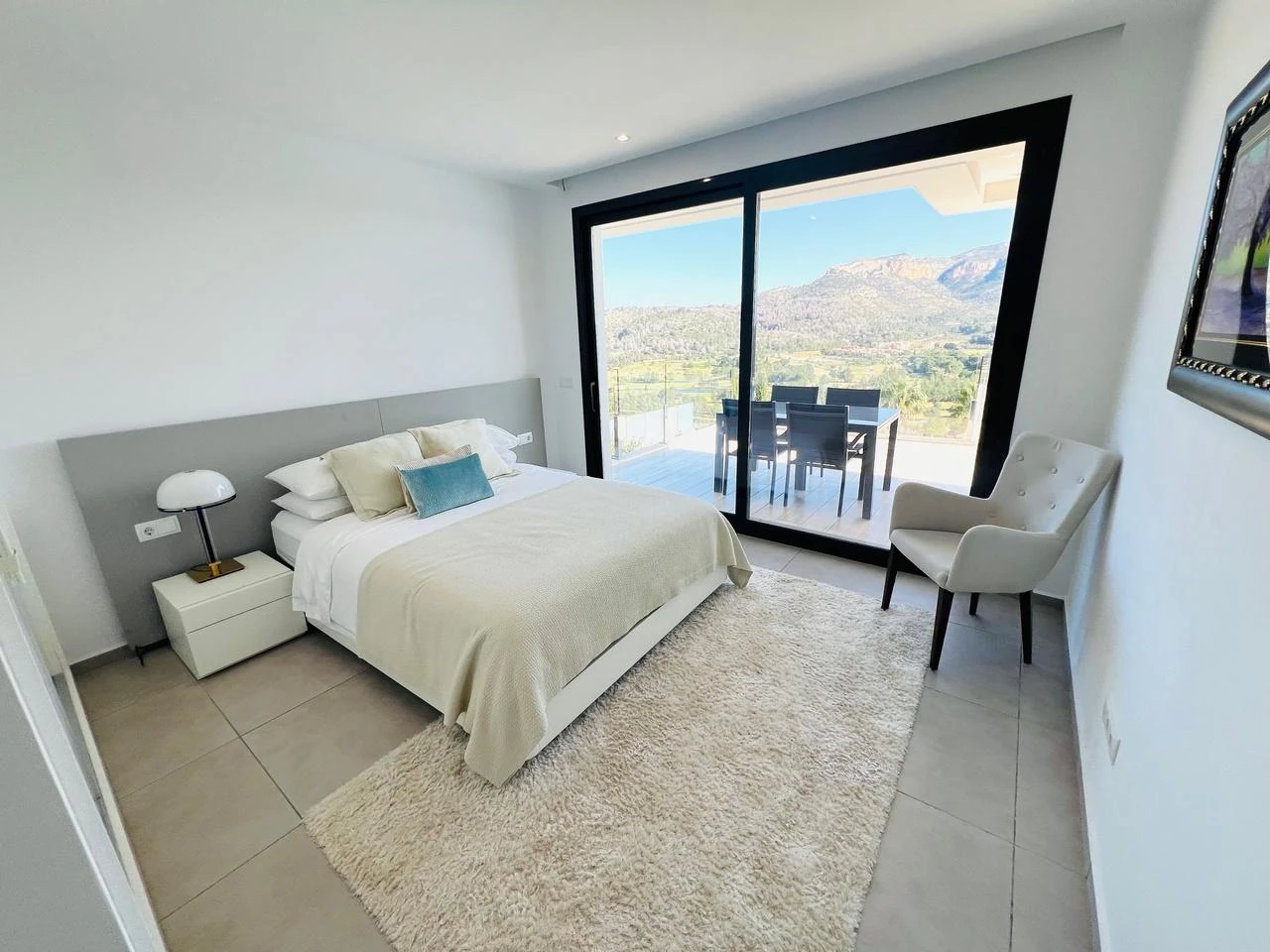 Amplia villa contemporánea con vistas al mar y a la montaña en venta en La Sella Golf Resort, Pedreguer, Costa Blanca.