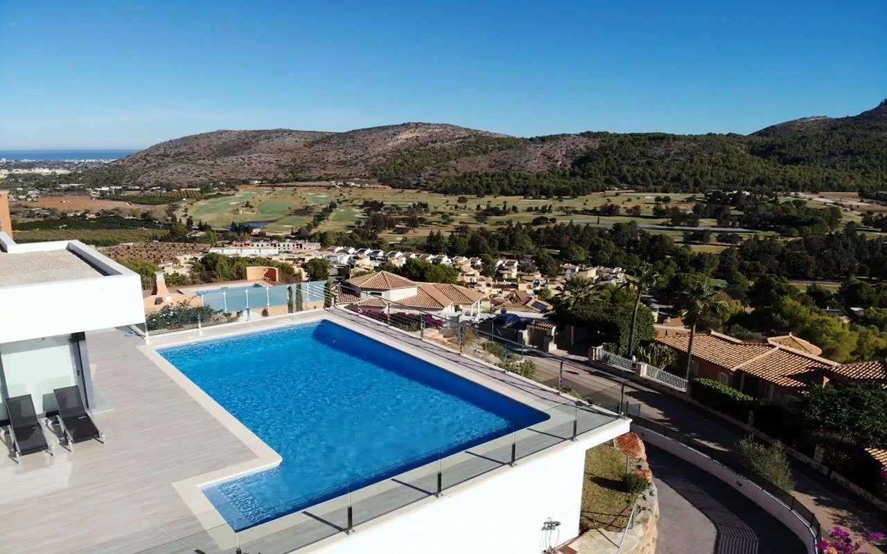 Amplia villa contemporánea con vistas al mar y a la montaña en venta en La Sella Golf Resort, Pedreguer, Costa Blanca.