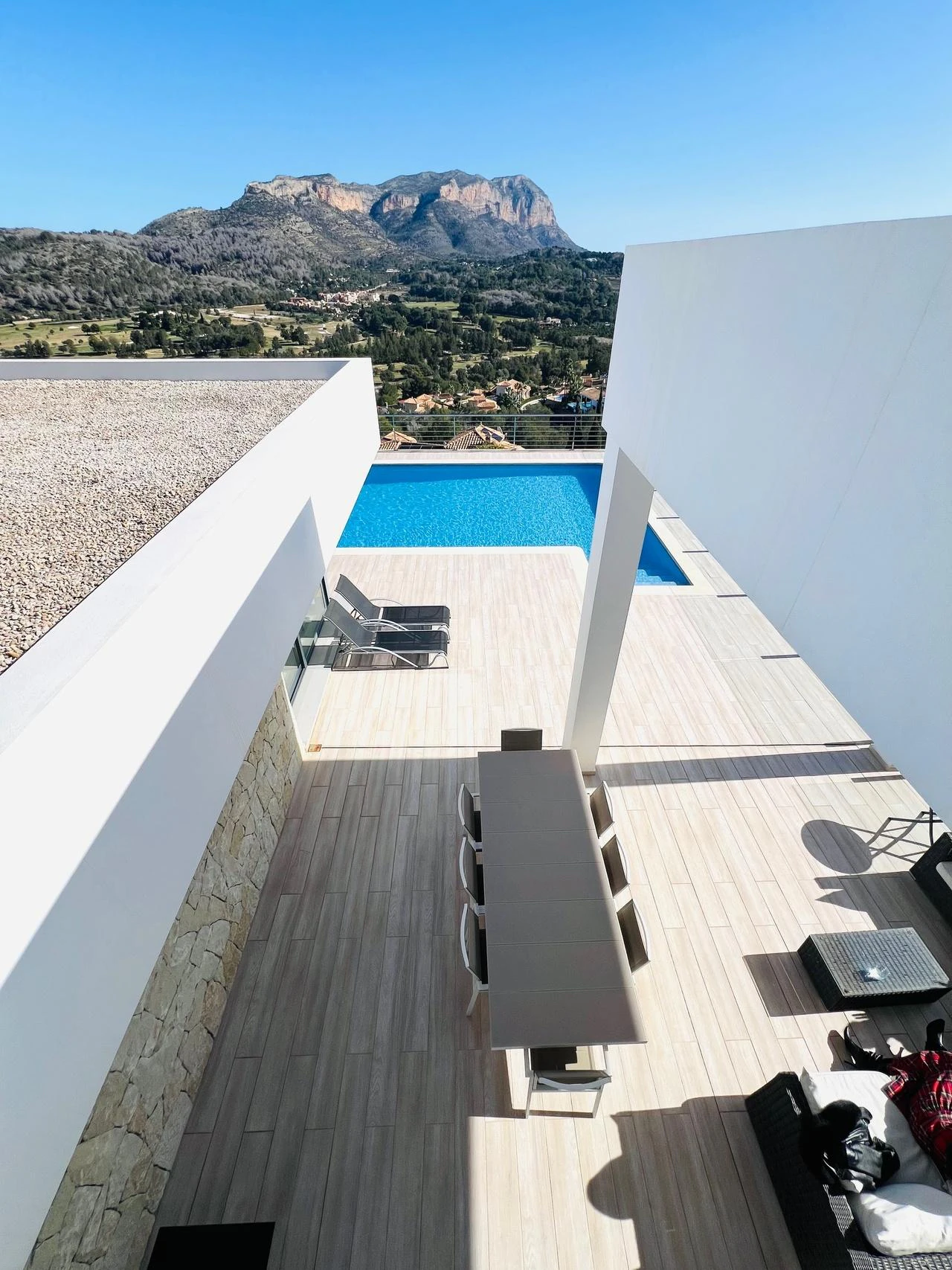 Amplia villa contemporánea con vistas al mar y a la montaña en venta en La Sella Golf Resort, Pedreguer, Costa Blanca.