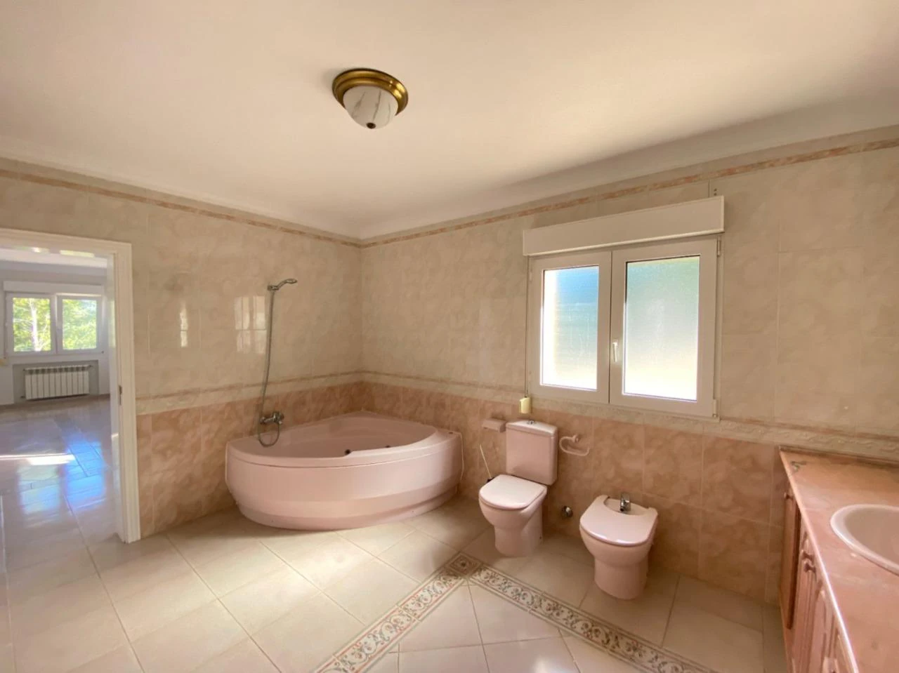 Geräumige Villa im mediterranen Stil mit großem Grundstück zu verkaufen im Sella Golf Resort, Pedreguer, Costa Blanca.