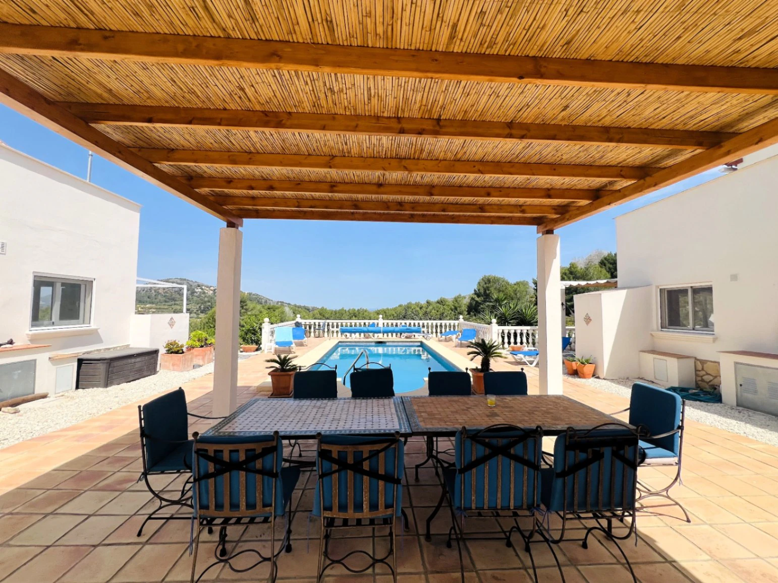 Geräumige Villa auf einzigartigem Grundstück mit Panoramablick, umgeben von einem Naturpark in Jesus Pobre, Denia, Costa Blanca.