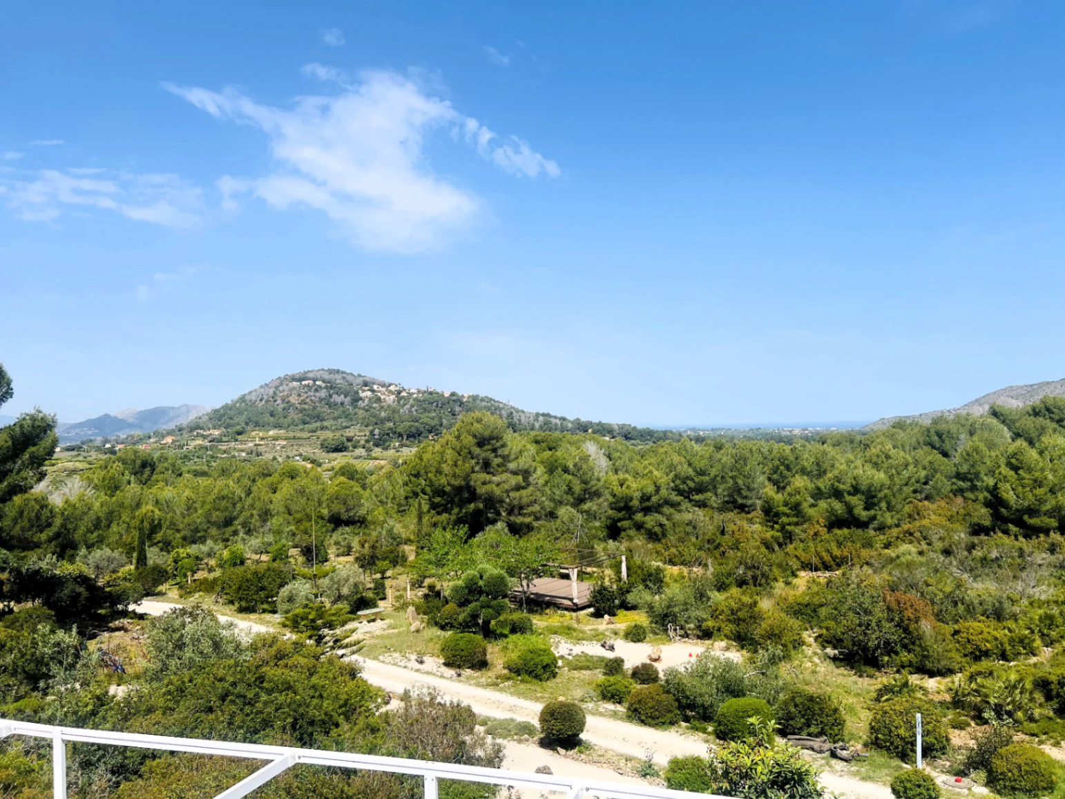 Geräumige Villa auf einzigartigem Grundstück mit Panoramablick, umgeben von einem Naturpark in Jesus Pobre, Denia, Costa Blanca.