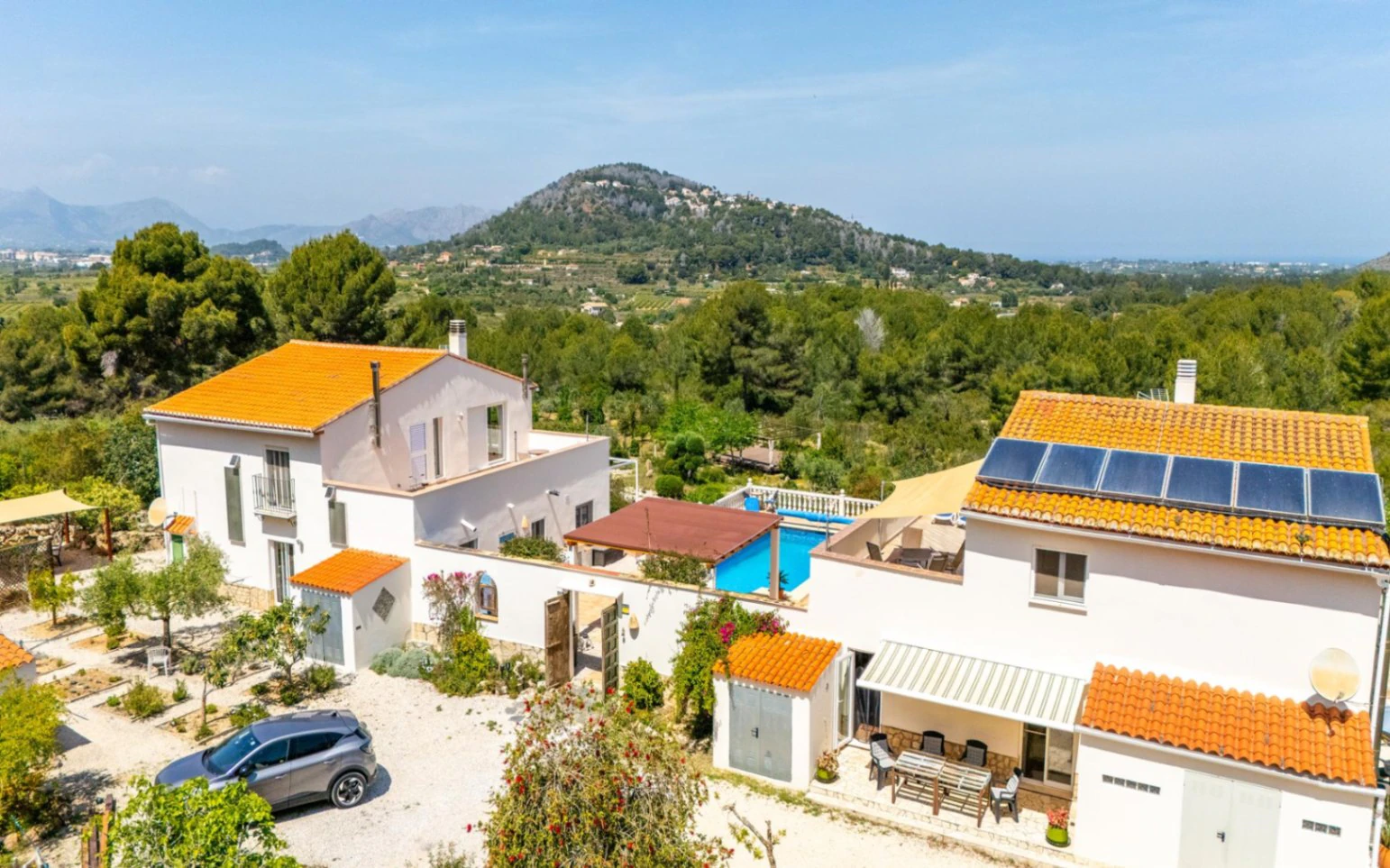 Geräumige Villa auf einzigartigem Grundstück mit Panoramablick, umgeben von einem Naturpark in Jesus Pobre, Denia, Costa Blanca.