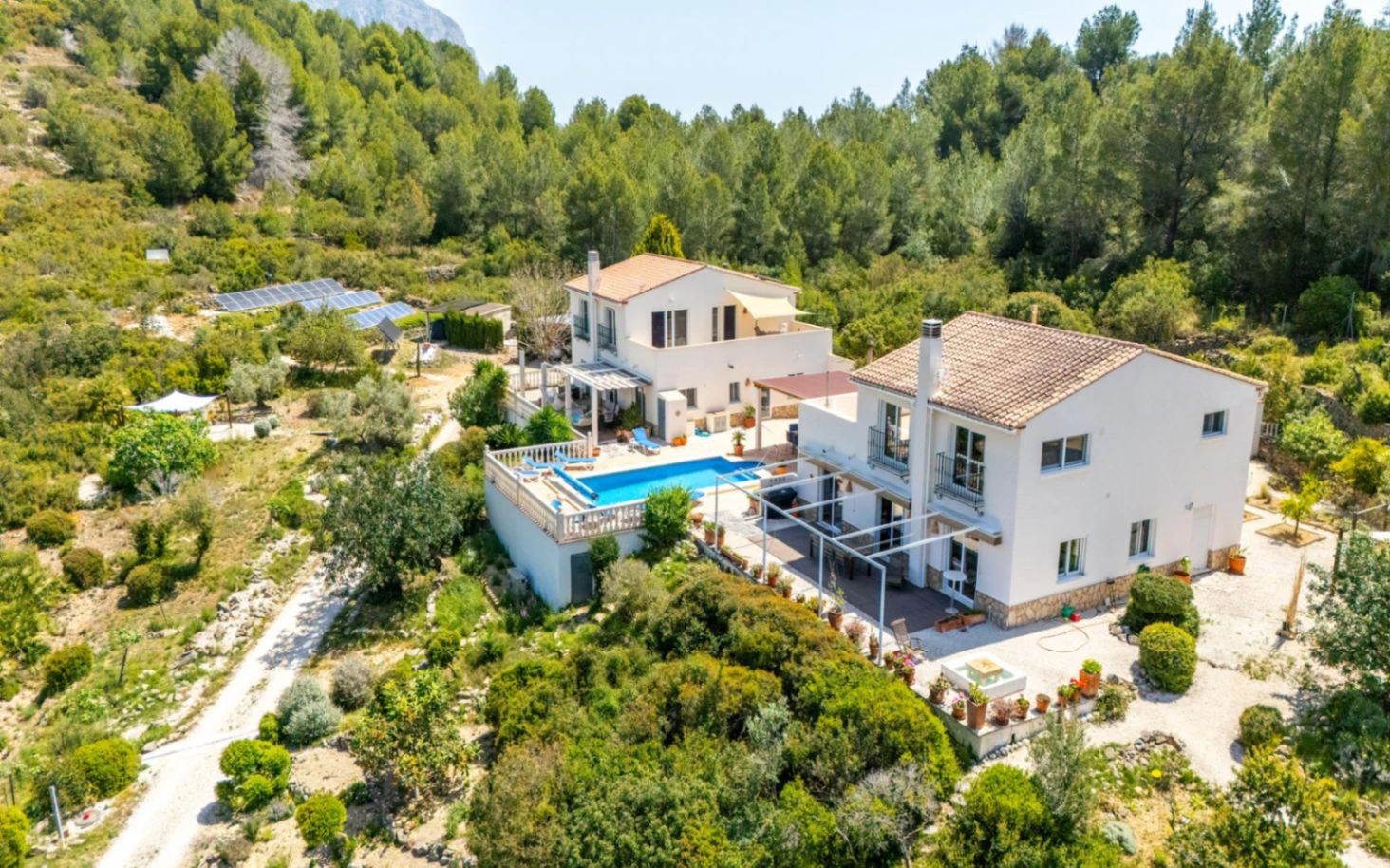 Geräumige Villa auf einzigartigem Grundstück mit Panoramablick, umgeben von einem Naturpark in Jesus Pobre, Denia, Costa Blanca.