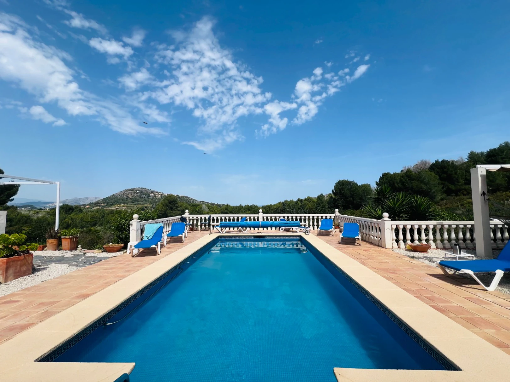 Geräumige Villa auf einzigartigem Grundstück mit Panoramablick, umgeben von einem Naturpark in Jesus Pobre, Denia, Costa Blanca.
