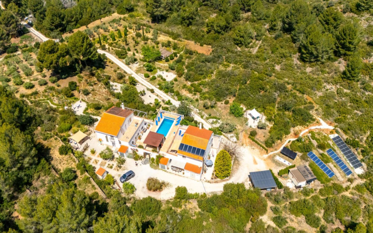 Geräumige Villa auf einzigartigem Grundstück mit Panoramablick, umgeben von einem Naturpark in Jesus Pobre, Denia, Costa Blanca.