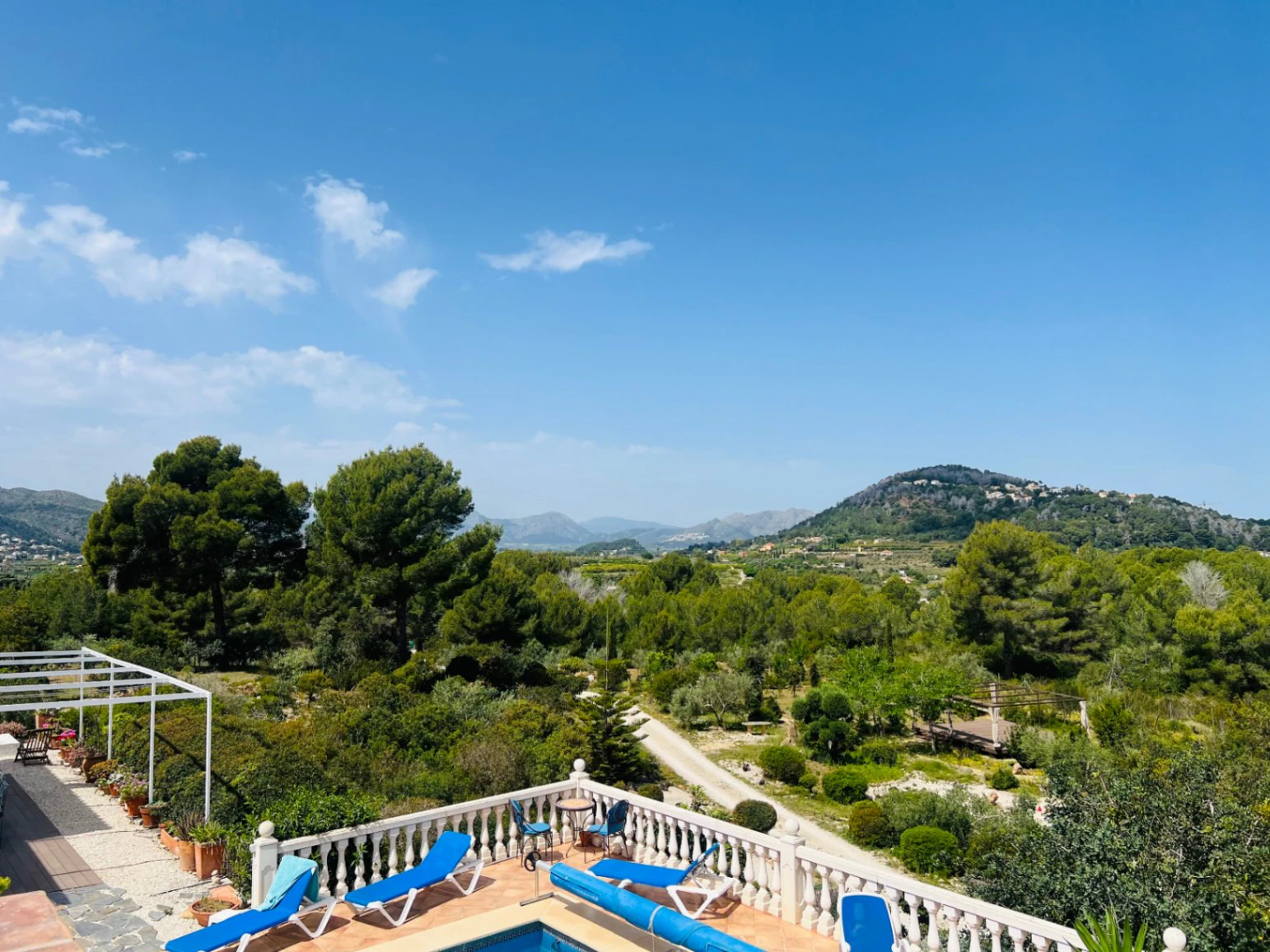 Geräumige Villa auf einzigartigem Grundstück mit Panoramablick, umgeben von einem Naturpark in Jesus Pobre, Denia, Costa Blanca.