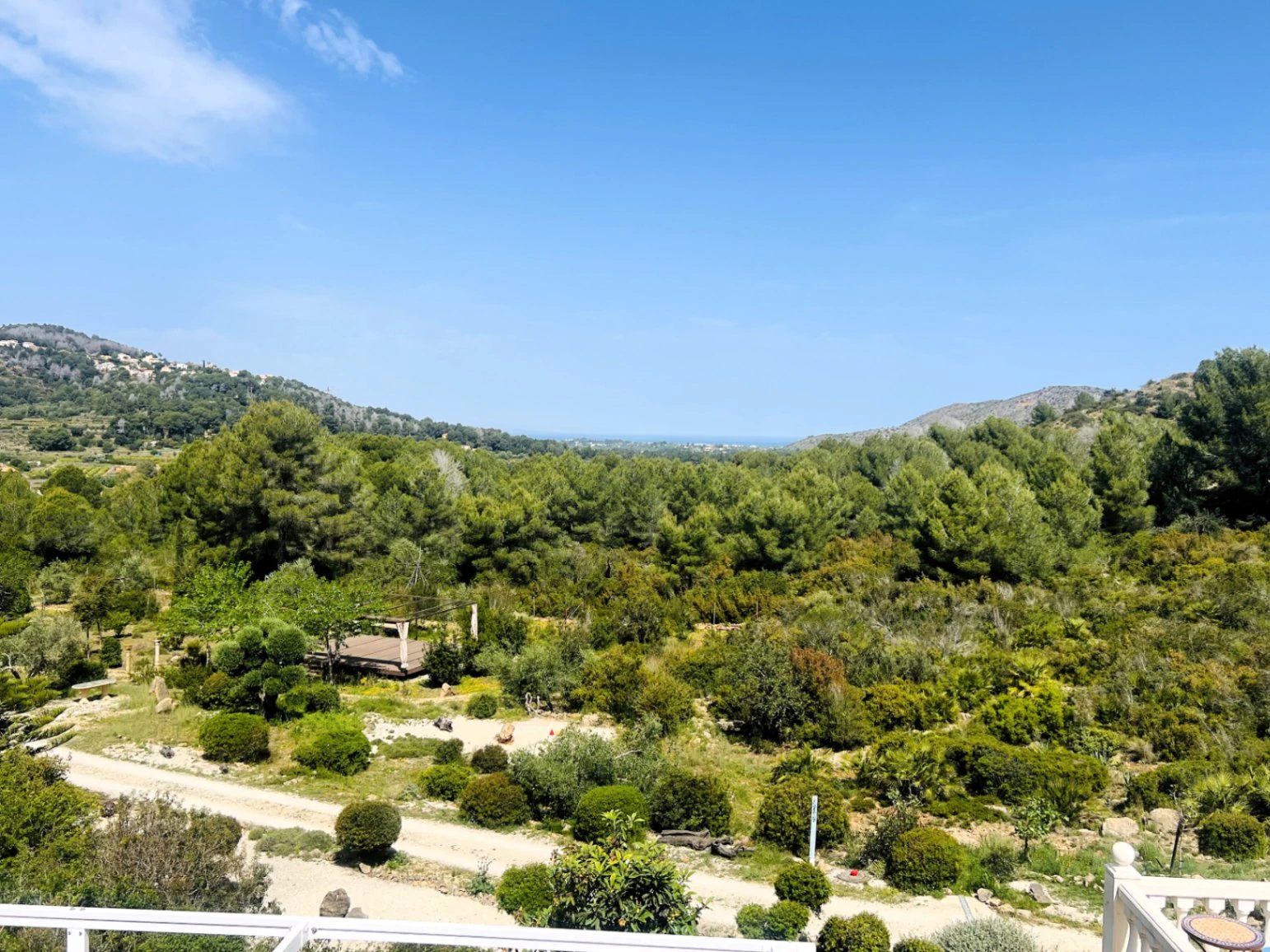 Geräumige Villa auf einzigartigem Grundstück mit Panoramablick, umgeben von einem Naturpark in Jesus Pobre, Denia, Costa Blanca.