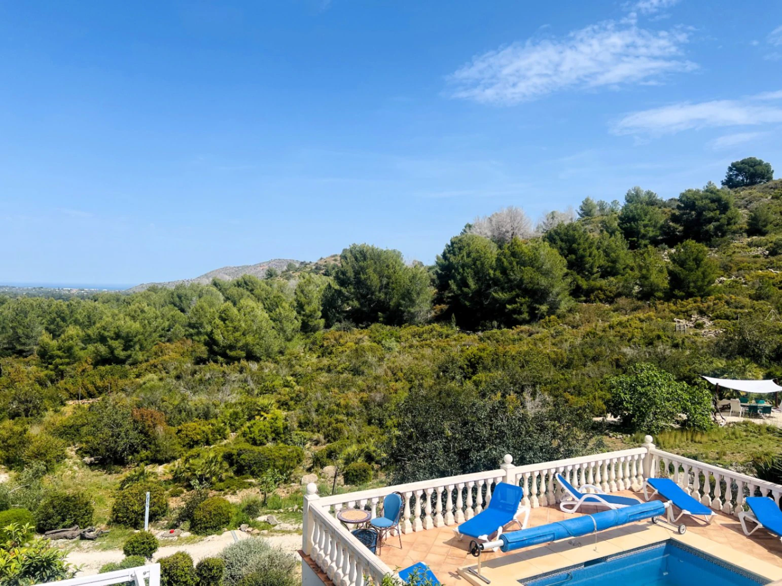 Geräumige Villa auf einzigartigem Grundstück mit Panoramablick, umgeben von einem Naturpark in Jesus Pobre, Denia, Costa Blanca.