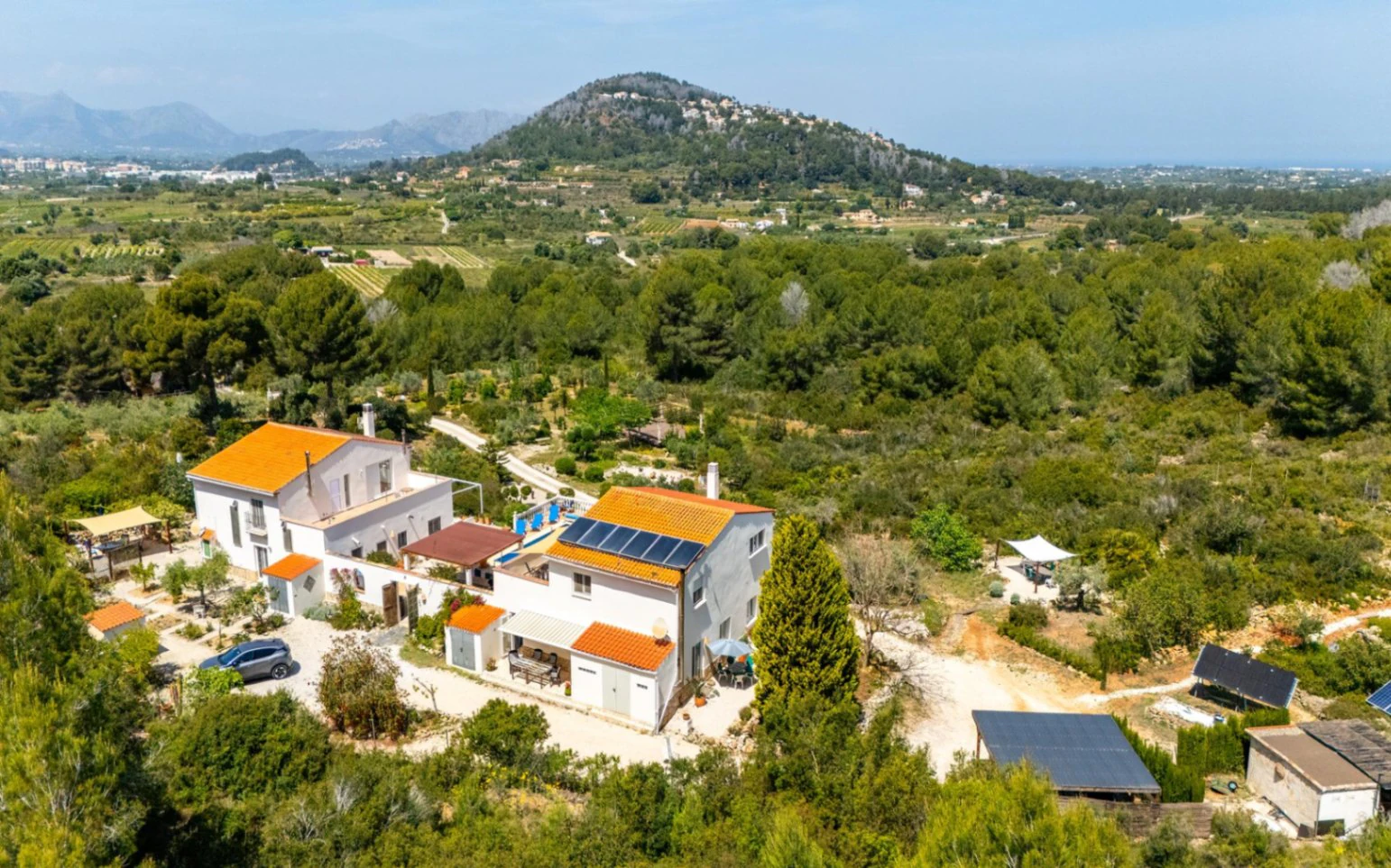 Geräumige Villa auf einzigartigem Grundstück mit Panoramablick, umgeben von einem Naturpark in Jesus Pobre, Denia, Costa Blanca.