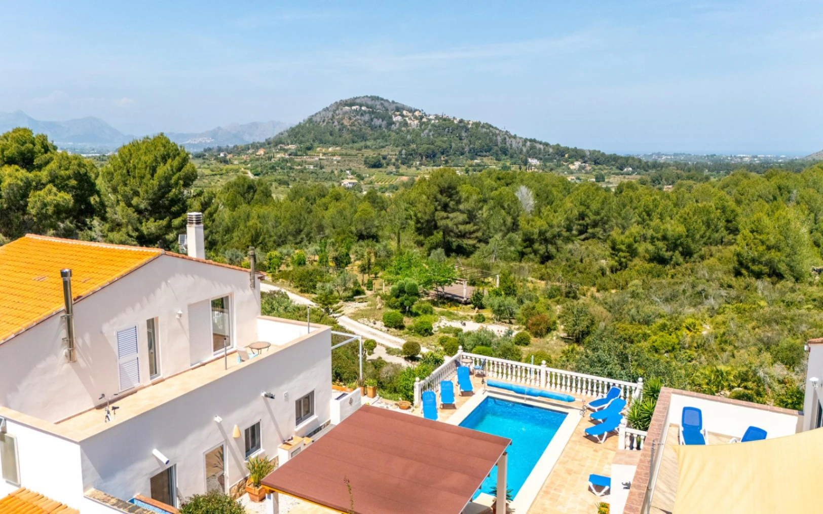 Geräumige Villa auf einzigartigem Grundstück mit Panoramablick, umgeben von einem Naturpark in Jesus Pobre, Denia, Costa Blanca.